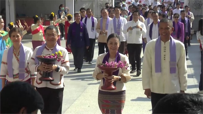 "รองผู้ว่าฯพะเยา" ร่วมประเพณีตานข้าวใหม่ใส่บาตรหลวง ตานข้าวทิพย์พระเจ้าตนหลวง