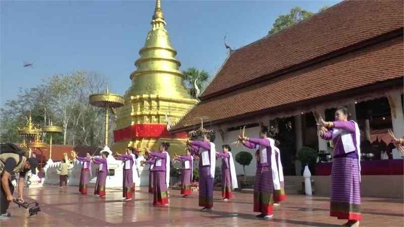 "พุทธศาสนิกชน" ร่วมประเพณีสรงน้ำพระธาตุจอมทอง พระธาตุคู่บ้านคู่เมืองพะเยา