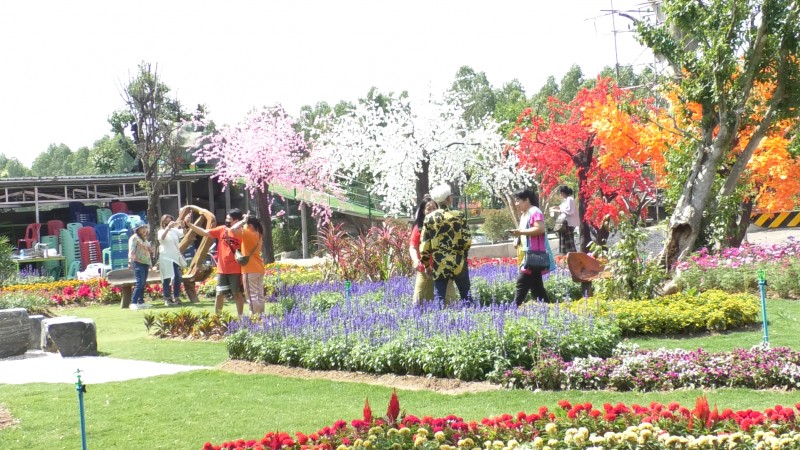 นักท่องเที่ยวแห่กราบไหว้ขอพร "หลวงปู่สรวง" ที่โคราช พร้อมเช็คอินสวนดอกไม้ ช่วงวันหยุดยาว