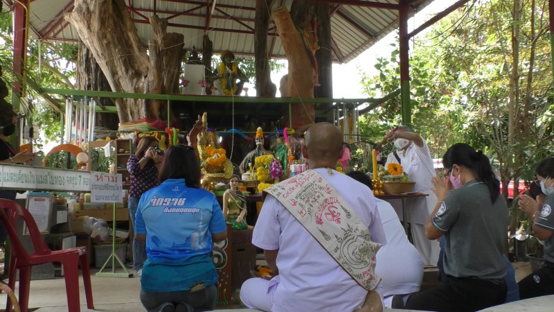 "ชาวโคราช" แห่บวงสรวงแม่ตะเคียนทอง หลังให้โชคมาแล้วหลายงวด