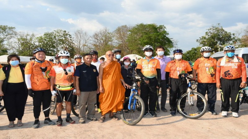 "ผู้ว่าฯศรีสะเกษ" ปั่นจักรยานปันสุขเยี่ยมผู้สูงอายุตามแนวชายแดนไทย-กัมพูชา มอบถุงยังชีพเงินสดและเงินทุนการศึกษาให้กับเด็ก น.ร.เรียนดี