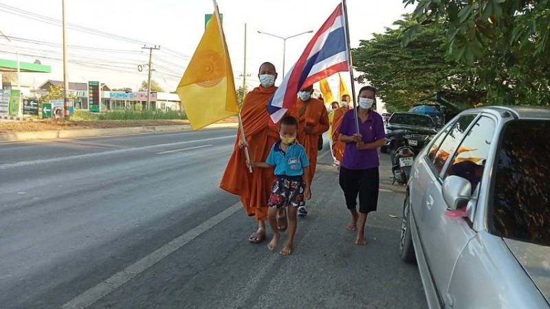 ชาวบ้านแห่ร่วมเดินธุดงค์ หลังเจ้าอาวาสวัดเขาพระเงิน เดินธุดงค์ระยะทางกว่า 810.4 กิโล บอกบุญร่วมสร้างโบสถ์