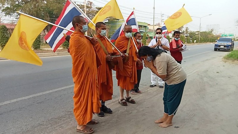 ถึงชะอำแล้ว ! คณะธุดงค์ธรรมยาตรา “กรุงเทพ มาหานคร” 810.4 กม. ล่าสุด! หมอรุดตรวจร่างกาย พบเท้าบวม - อ่อนเพลีย