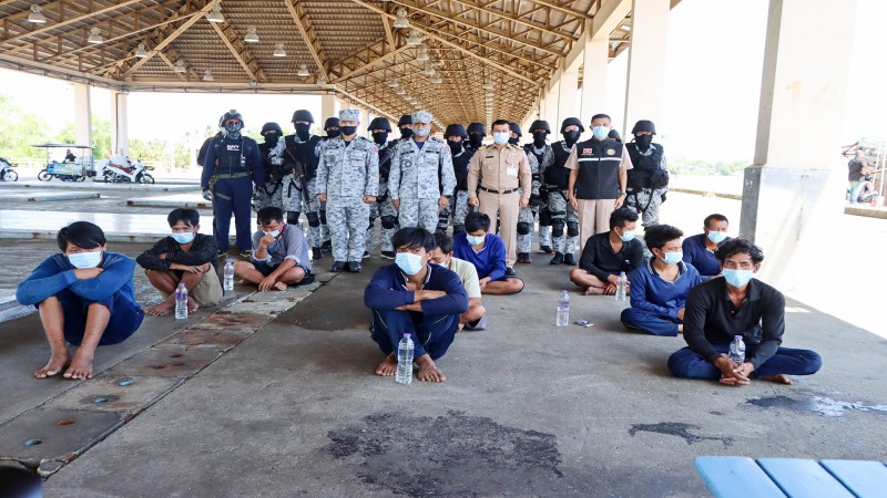 จับเรือประมงเวียดนาม ลอบคราดปลิงทะเล พร้อมรวบลูกเรือ 10 คน