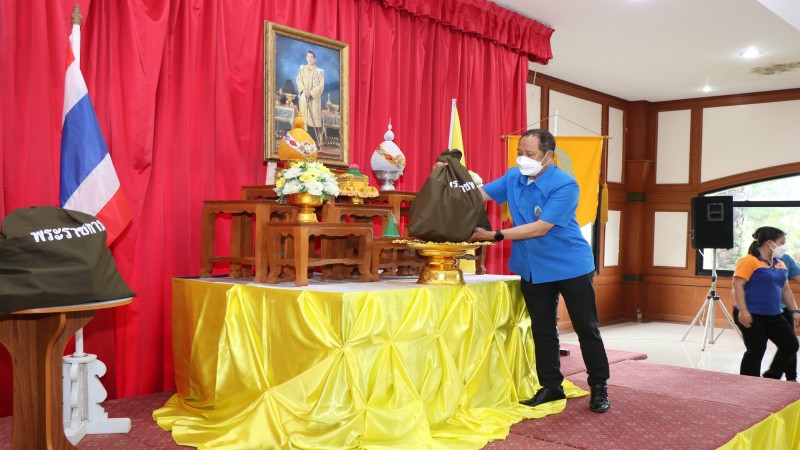 ในหลวง-พระราชินี พระราชทานสิ่งของเพื่อช่วยเหลือผู้เดือดร้อนจากโควิด-19 ใน จ.กาญจนบุรี