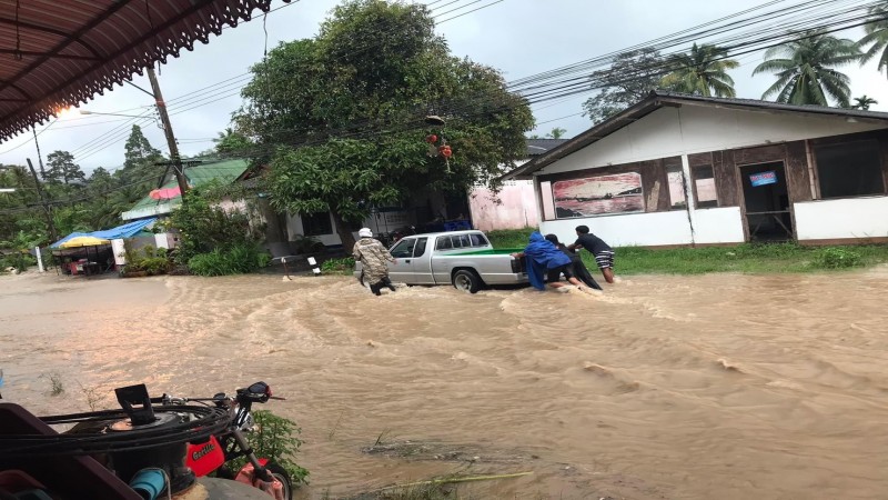 ฝนถล่ม ! "เกาะเต่า" เกิดน้ำท่วมฉับพลัน เดือดร้อนหนัก 6 ครัวเรือน