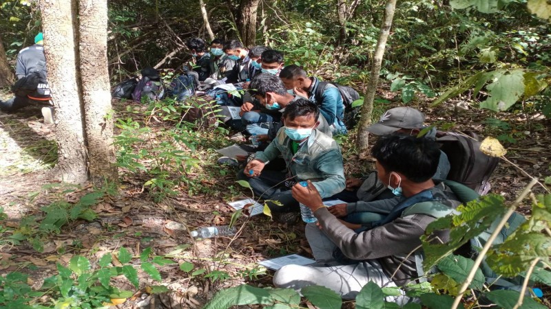 "ทหาร กกล.สุรสีห์" สนธิกำลังจับ 2 ผู้นำพาหนุ่มไทย - แรงงานเมียนมาลักลอบข้ามแดน 16 คน