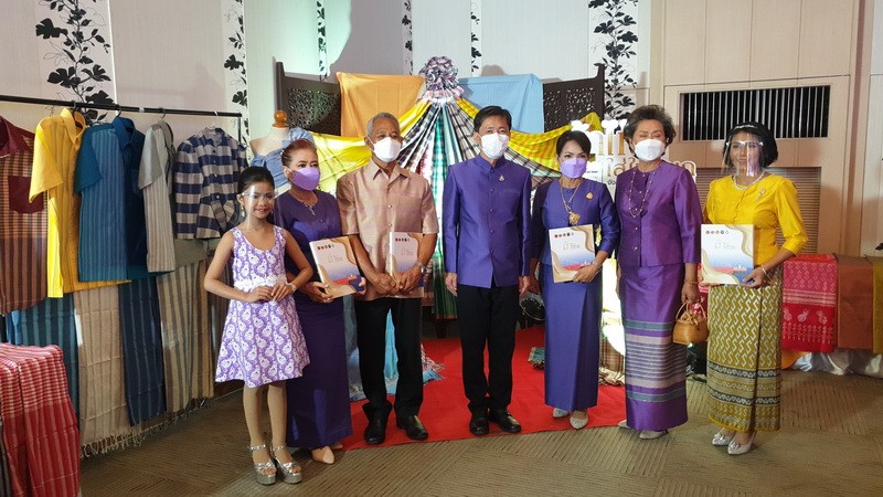 "ผู้ว่าฯ ประจวบ" เปิดตัวหนังสือภาพ ”ผ้าไทยใส่ให้สนุก (Photobook) “ เพื่อสนองพระราชดำริ เจ้าฟ้าสิริวัณณวรีฯ