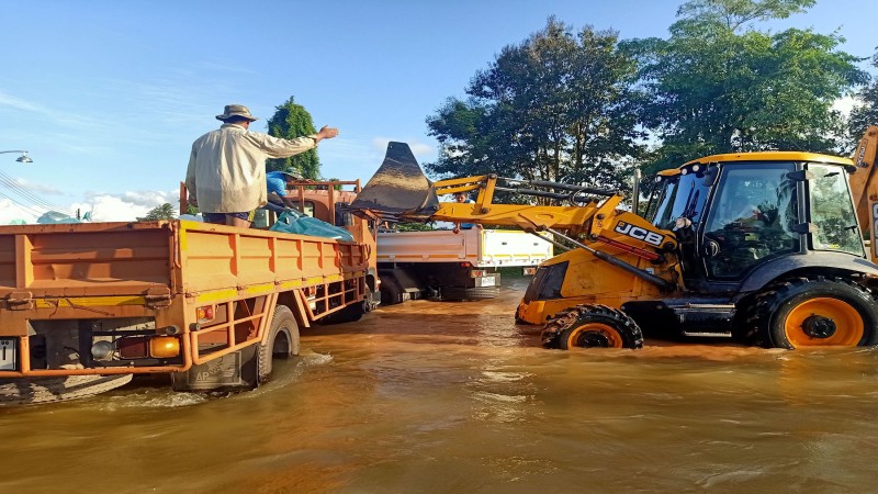 "ชลประทาน" ปรับแผนวาง BIG BAG สร้างพนังกั้นน้ำที่พัง ส่วนชาวบ้านพลิกวิกฤตตลาดมูโนะเป็นตลาดน้ำแห่งใหม่