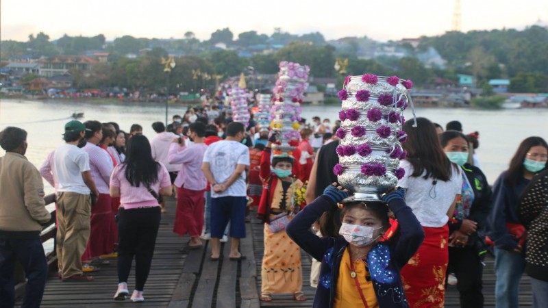 "ผู้ว่าฯ กาญจนบุรี" สั่งดูแลคนเที่ยวบนสะพานอุตตมานุสรณ์ไม่เกิน 500 คน หวั่นสะพานพัง !