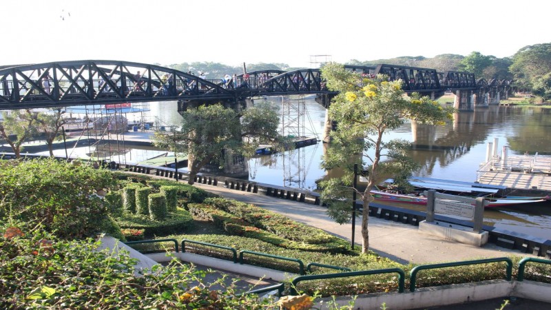 สมาคมธุรกิจท่องเที่ยวกาญจนบุรี จัดพิธีทำบุญตักบาตรบนสะพานข้ามแม่น้ำแคว เนื่องในเทศกาลปีใหม่ 2565