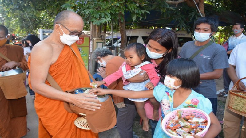 "ชาวศรีสะเกษ" แนวชายแดนไทย-กัมพูชา หอบลูกจูงหลานไปทำบุญตักบาตร ที่วัดไพรพัฒนา ในวันขึ้นปีใหม่