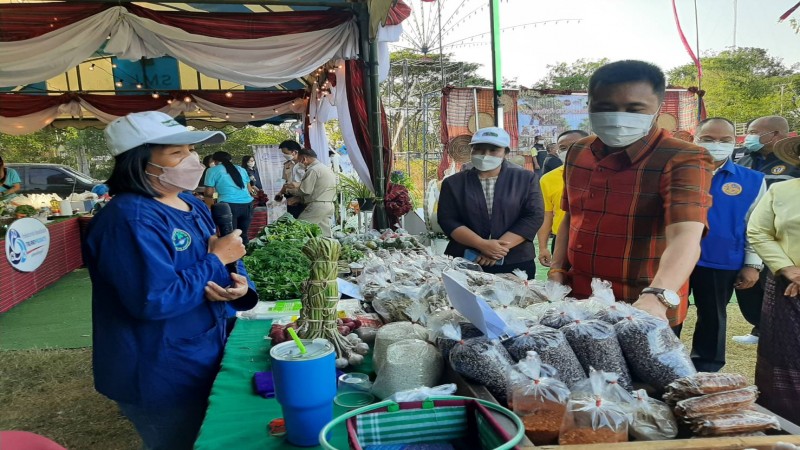 "นายอำเภอรัตนบุรี" พร้อมคณะ เปิดงานมหกรรมสินค้า OTOP เกษตรอินทรีย์ ของดีรัตนบุรี และคาราวานสินค้าราคาถูก