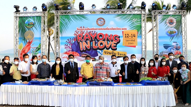 ผู้ว่าฯระยอง สั่งปลดธงแดง เปิดหาดแม่รำพึง จัดงานให้กินฟรี 3 วัน