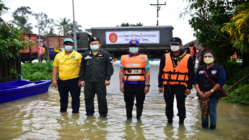 "ทหารพราน 45" ลุยน้ำแจกจ่ายอาหารปรุงสุก ให้กับผู้ประสบภัยน้ำท่วม ที่ อ.ระแงะ จ.นราธิวาส