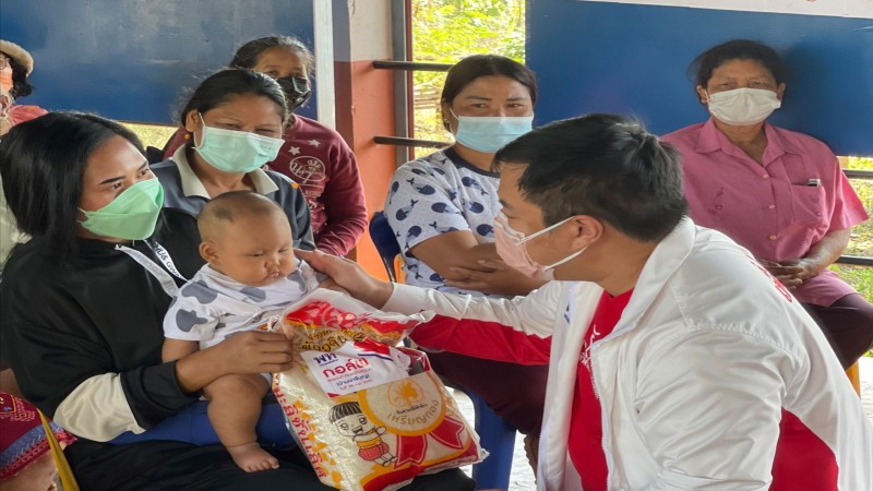 "นักธุรกิจหนุ่มสายบุญ" นำทีม เดินสายมอบข้าวสารให้ชาวบ้านพื้นที่ห่างไกลจังหวัดกาญจนบุรี