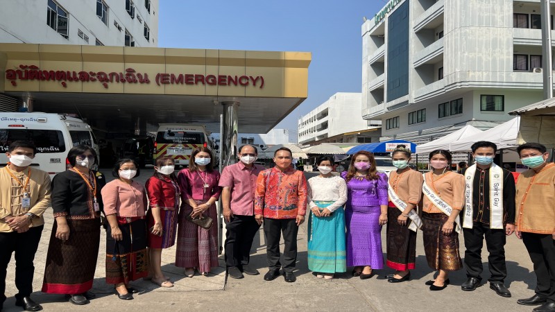 "ผู้ว่าฯ ศรีสะเกษ" นำแพทย์-พยาบาลนุ่งผ้าไทยปลูกดอกไม้หน้า รพ.ศรีสะเกษ ปรับแต่งภูมิทัศน์