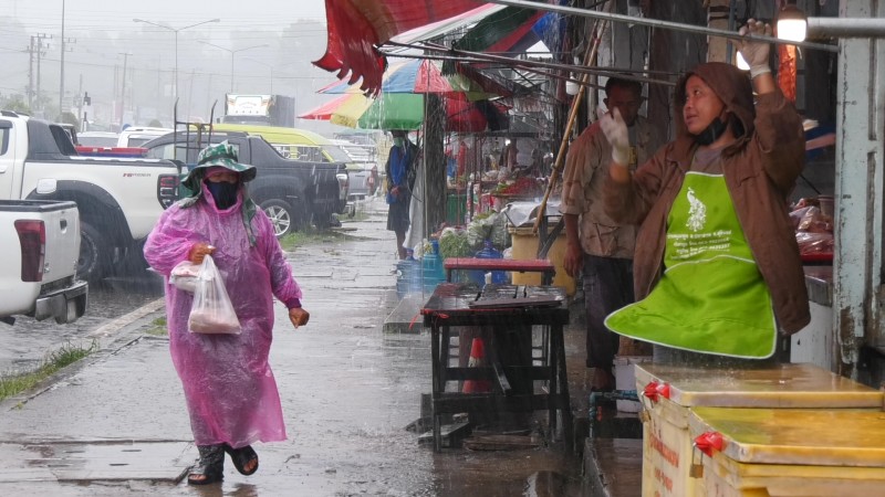 "ชาวบ้าน" สวมเสื้อกันฝนไปจ่ายตลาด ร้านค้าต้องหาผ้าเต็นท์กันฝนมาคลุมของ หลังฝนตกทั้งวันทั้งคืน !