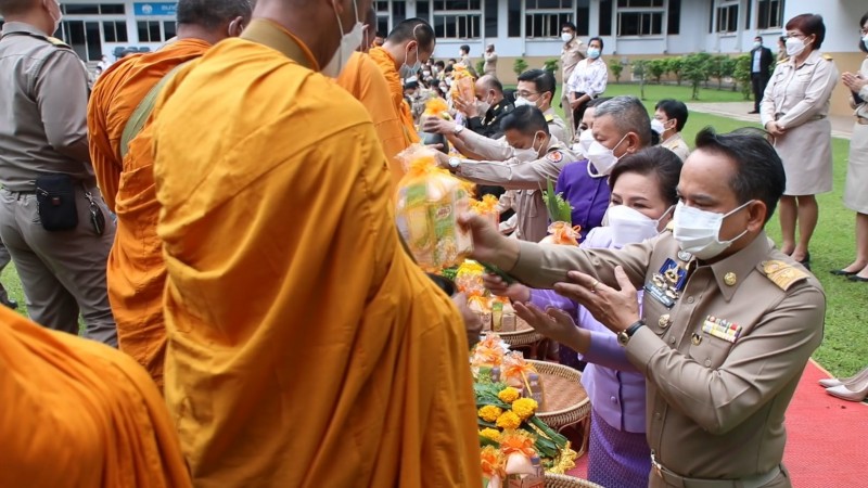 ชุมพร จัดกิจกรรมเนื่องในวันคล้ายวันพระราชสมภพองค์ประธานมูลนิธิสายใจไทยตักบาตรทำบุญ