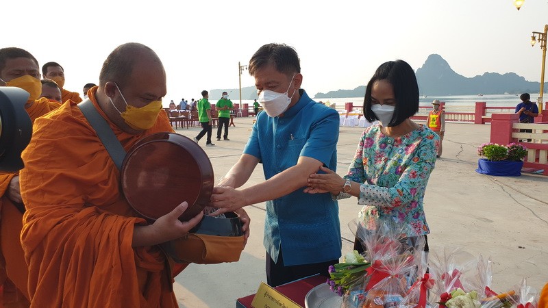 "ผู้ว่าฯประจวบ" นำประชาชนทำบุญตักบาตรอุทิศบุญให้บรรพบุรุษสืบสานประเพณีสงกรานต์แบบไทย