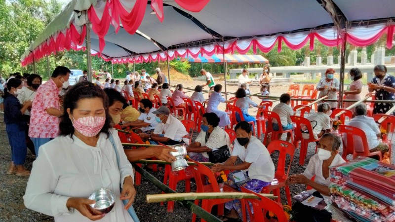 ไอเดียเก๋ ! "วัดชื่อดัง" ทำรางพระธรรมรดน้ำผู้สูงอายุ วันสงกรานต์