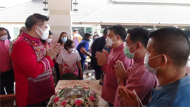 "พะเยา" ผู้นำท้องที่ ท้องถิ่นชาวบ้านเข้ารดน้ำดำหัวผู้กองธรรมนัสคับคั่ง