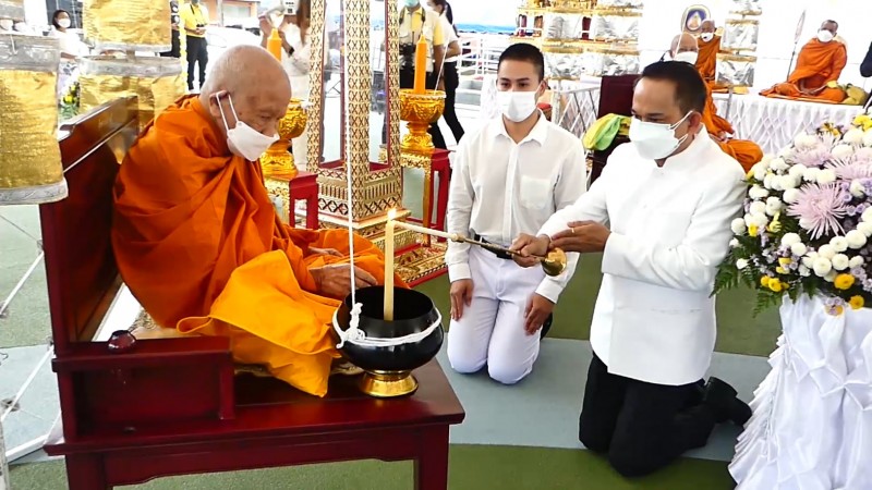 ผู้ว่าฯ ชุมพร ร่วมพิธีทำบุญตักบาตรข้าวสารอาหารแห้งและ ใช้โอสถแผนไทยมาเป็นทางเลือก ในการป้องกันโควิด-19