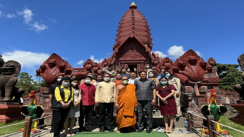 "ผู้ว่าฯอุดรมีชัย" เข้ากราบไหว้สรีระสังขารหลวงปู่สรวง ชื่นชม! วัดไพรพัฒนาสวยงามมาก