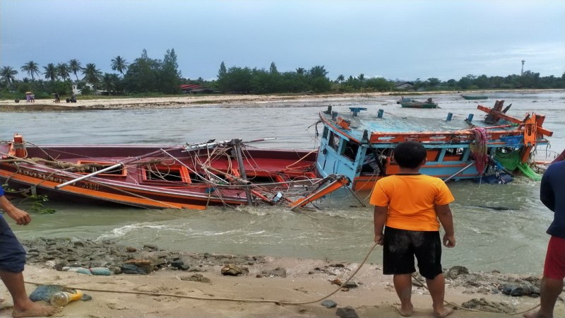 น้ำป่าซัดเรือประมงพังเสียหาย 8 ลำ เจ้าของเรือติดอยู่ในเก๋ง รอดตายหวุดหวิด