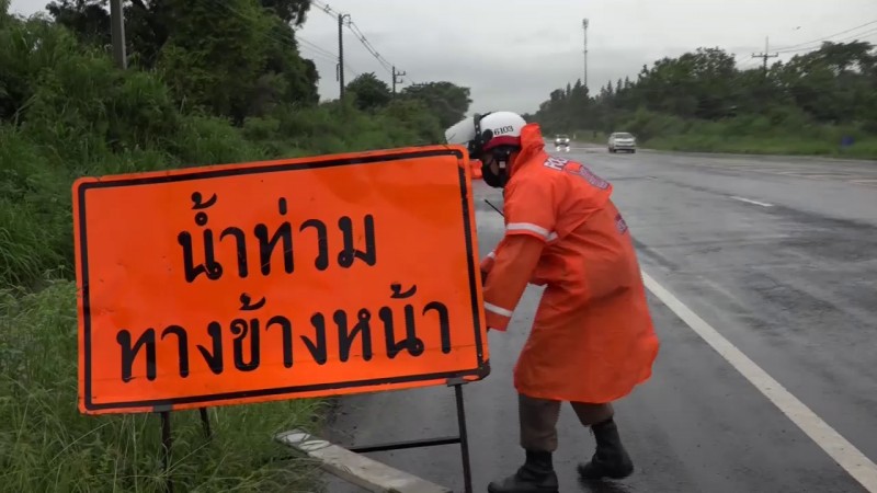 ฝนถล่ม "โคราช" เกิดน้ำป่าไหลหลาก ท่วมถนนทางหลวง รถสัญจรลำบาก