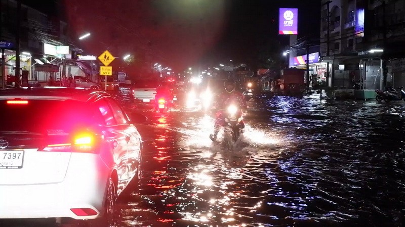 ฝนตกหนัก ! น้ำท่วมขังบนถนนในเขตเทศบาลปราณบุรี - รถดับหลายสิบคัน