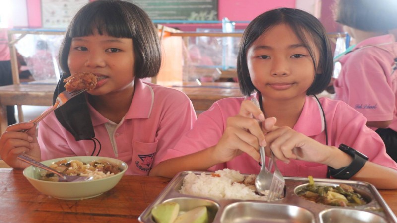 "รร.อนุบาลสังขละบุรี" ประสบความสำเร็จในการจัดโครงการอาหารกลางวันโดยยึดแบบ Thai school lunch ภายใต้งบประมาณอุดหนุนรายละ 21 บาท