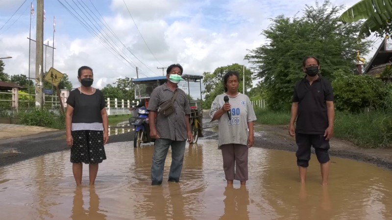 ชาวบ้านโคราช เดือดร้อนหนัก ! ถนนพังนานนับ 10 ปี จนถูกตำบลอื่นล้อเลียนว่านี่ถนนหรือบ่อน้ำ