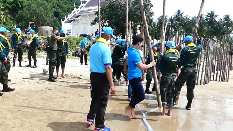 ชาวชุมพร ร่วมใจ จัดทำโครงการ ปักรั้วไม้สลายคลื่น อุทยานแห่งชาติหมู่เกาะชุมพร วัดสุวรรณคูหาวารี (วัดถ้ำโพงพาง)