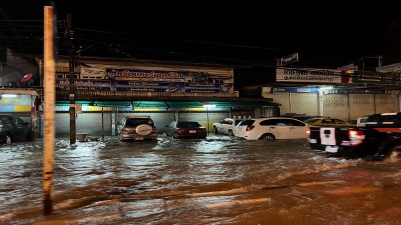 พายุฝนถล่ม ! "เมืองศรีสะเกษ" น้ำท่วมถนนสูง 40 ซม.ระยะทางยาวกว่า 1 กม. รถสัญจรไปมาลำบากมาก