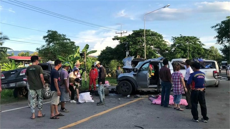 ระทึก ! เกิดอุบัติเหตุ "กระบะ" พุ่งชน "กระบะ" เสียชีวิต 3 ราย