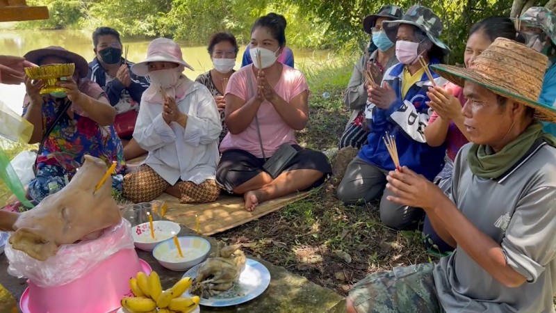 ชาวบ้านแห่แก้บน ! "ศาลตายาย" ข้างหนองน้ำโบราณ หลังให้เลขถูกมา 2 งวดติด