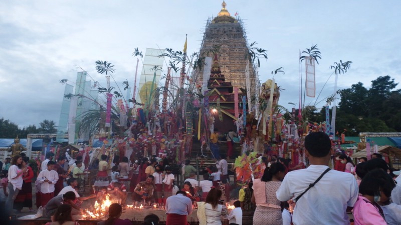 ชาวมอญบ้านวังกะ นักท่องเที่ยว กว่า 3,000 คน ร่วมกันปล่อยเรือ ในงานบุญลอยเรือสะเดาะเคราะห์