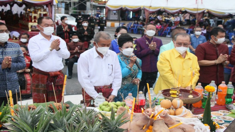 ผู้ว่าฯสุรินทร์ เป็นประธานเปิดงานบุญเดือนสิบ เรียกประเพณีแซนโฎนตา ของชาวไทยเชื้อสายเขมร