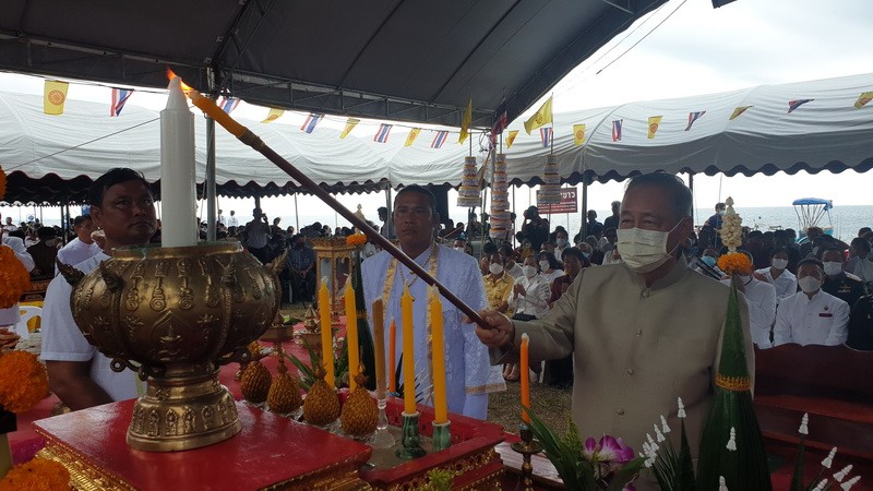 ประชาชนแห่ร่วมหล่อทองรูปเหมือนรำลึกวีรกรรมขุนรองปลัดชู