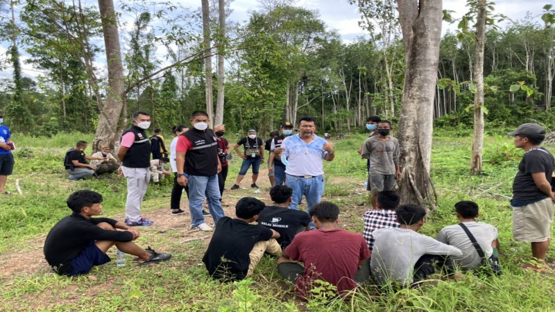 "กอ รมน ชุมพร" จมูกไว ! บูรณาการหลายหน่วย เข้ารวบตัว "แรงงานเถื่อน" เตรียมไปขายแรงงานมาเลเซีย