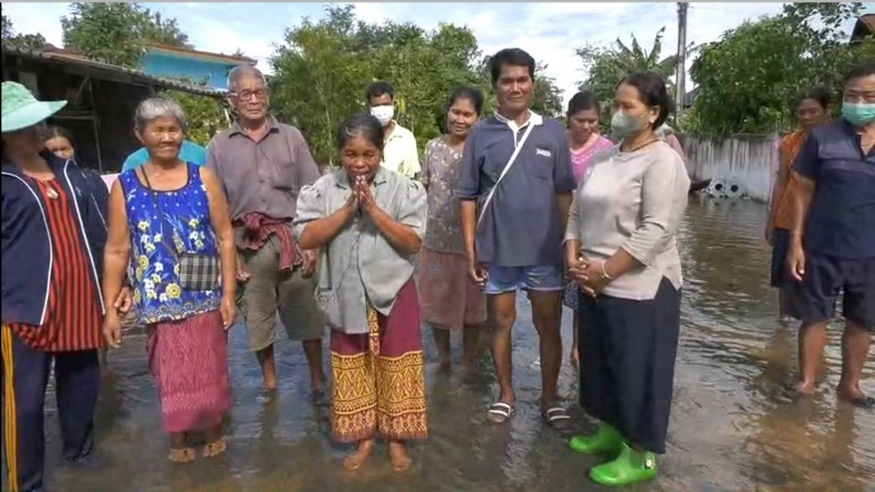 สุดระทม ! ชาวบ้านร่ำไห้ น้ำท่วมเดือดร้อนหนัก ความช่วยเหลือยังไม่ทั่วถึง วอนขอหน่วยงานราชการเอกชน มาช่วยเหลือ