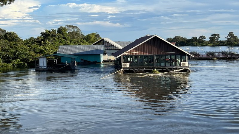 "หาดบ้านแก้ง" เหลือแต่ชื่อ! น้ำท่วมถึงคอสะพานแม่น้ำมูล