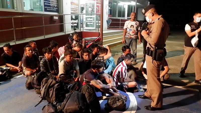 "ตำรวจปราณบุรี" จับรถขนแรงงานเถื่อน แหกด่านหลบหนี แต่ไม่รอดจับได้ 30 คน