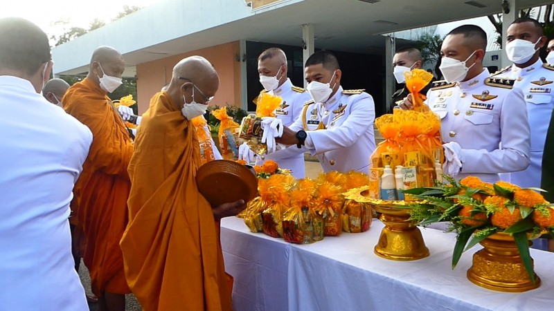 มทบ.44 จัดพิธีทำบุญตักบาตรวางพวงมาลา น้อมรำลึกพระมหาการุณาธิคุณ ร. 9