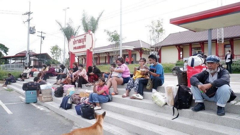 อ่วม !น้ำท่วม "รางรถไฟชะอำ" รถไฟสายใต้ผ่านไม่ได้ ต้องขนย้ายผู้โดยสารขึ้นรถบัส