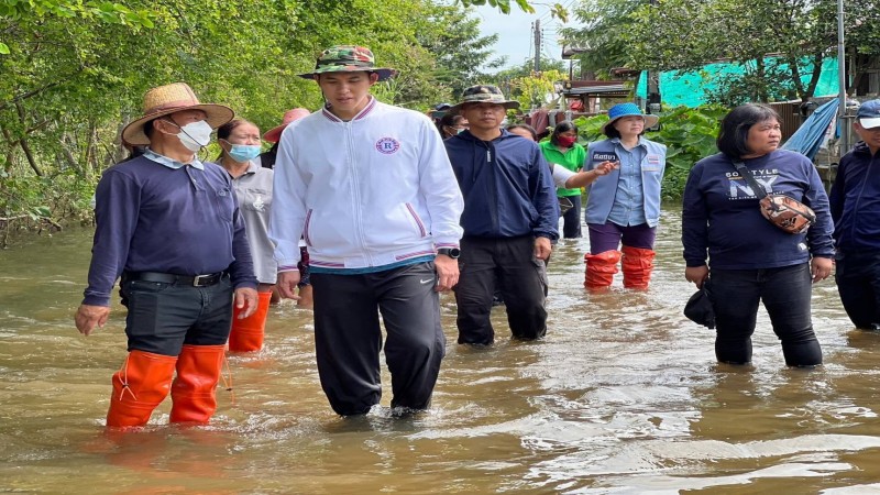 โคราชฝนกระหน่ำ-น้ำท่วมหลายพื้นที่ ผู้แทนลุยน้ำเยี่ยมเยือนประชาชน