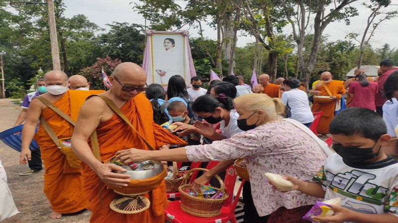 วัดไพรพัฒนาจัดพิธีทำบุญตักบาตร ถวายเป็นพระราชกุศล ร.9