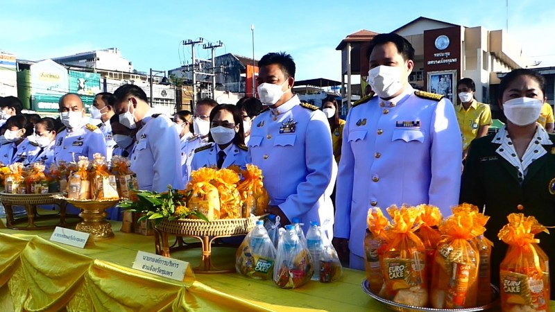 พสกนิกรชุมพรร่วมทำบุญตักบาตรถวายเป็นพระราชกุศล  วันคลายวันสวรรคต 13 ตุลาคม