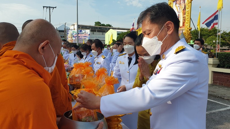 ผวจ.ประจวบฯ นำประชาชนทำบุญตักบาตรถวายเป็นพระราชกุศล ในหลวง ร.9